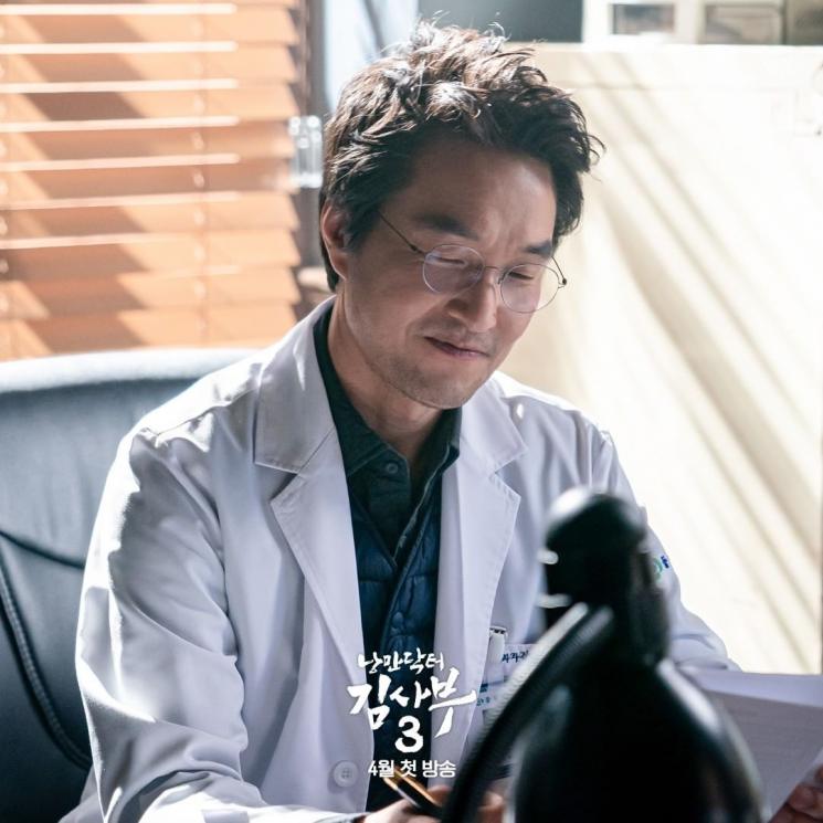 Potret Han Suk Kyu di Dr. Romantic 3 (Instagram/@sbsdrama.official)