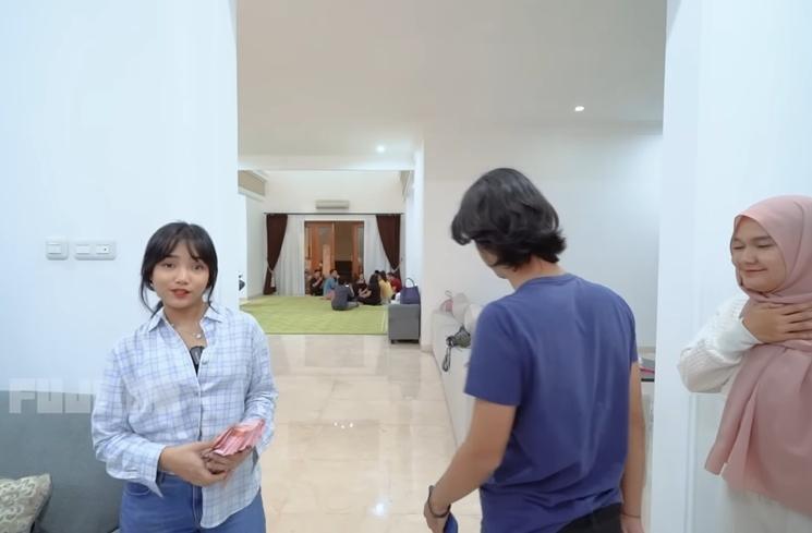 Momen Fuji Bagi-bagi THR ke Karyawan (YouTube Fuji an)