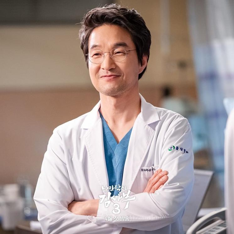 Potret Han Suk Kyu di Dr. Romantic 3 (Instagram/@sbsdrama.official)