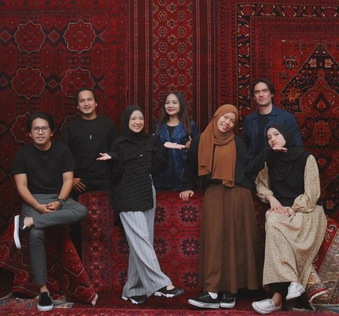 Potret Nissa Sabyan Buka Bersama Ayus dan Sahabat. (Instagram/nissa_sabyan)