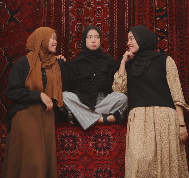 Potret Nissa Sabyan Buka Bersama Ayus dan Sahabat. (Instagram/nissa_sabyan)