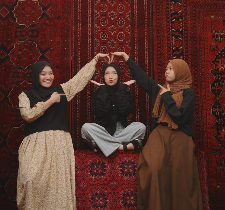 Potret Nissa Sabyan Buka Bersama Ayus dan Sahabat. (Instagram/nissa_sabyan)