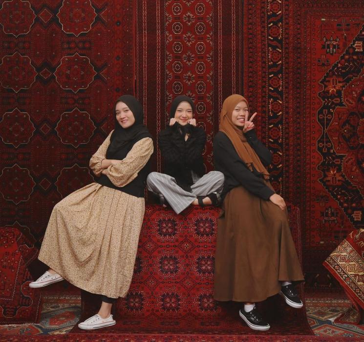Potret Nissa Sabyan Buka Bersama Ayus dan Sahabat. (Instagram/nissa_sabyan)