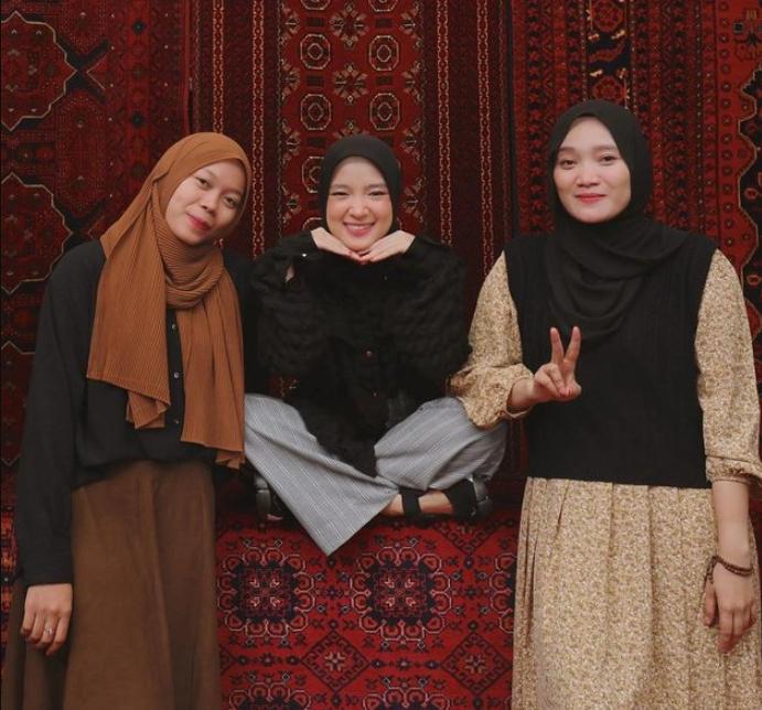 Potret Nissa Sabyan Buka Bersama Ayus dan Sahabat. (Instagram/nissa_sabyan)