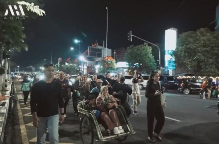 Potret Aurel dan Ashanty Nongkrong di Pasar Malam. (YouTube/AH)