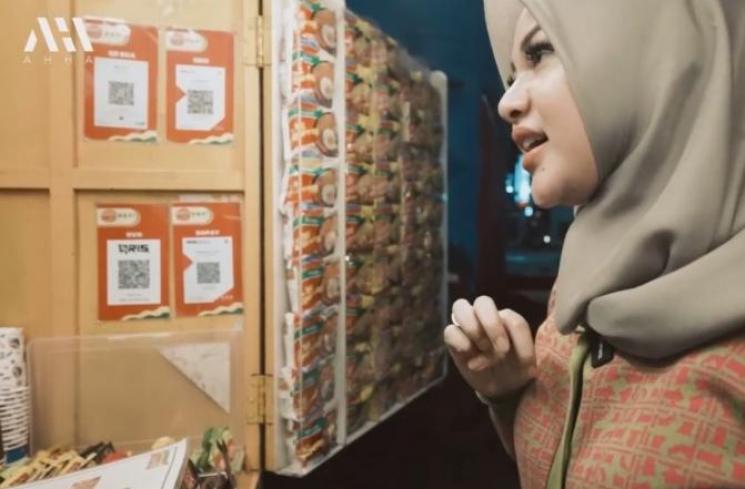 Potret Aurel dan Ashanty Nongkrong di Pasar Malam. (YouTube/AH)