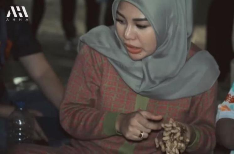 Potret Aurel dan Ashanty Nongkrong di Pasar Malam. (YouTube/AH)