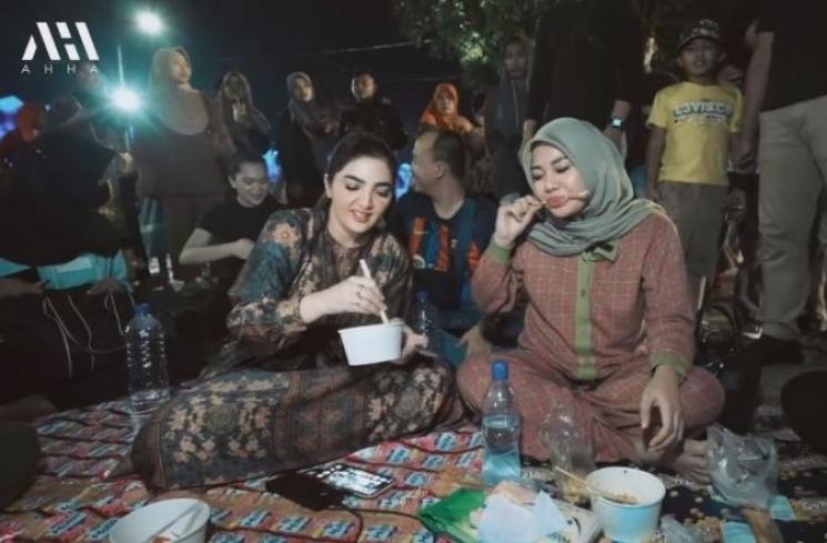 Potret Aurel dan Ashanty Nongkrong di Pasar Malam. (YouTube/AH)