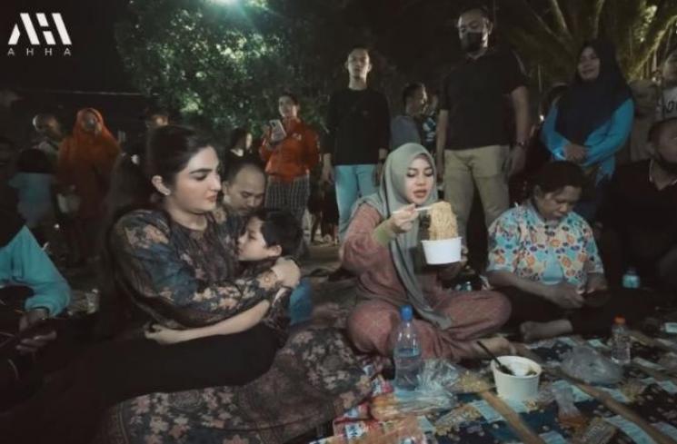 Potret Aurel dan Ashanty Nongkrong di Pasar Malam. (YouTube/AH)