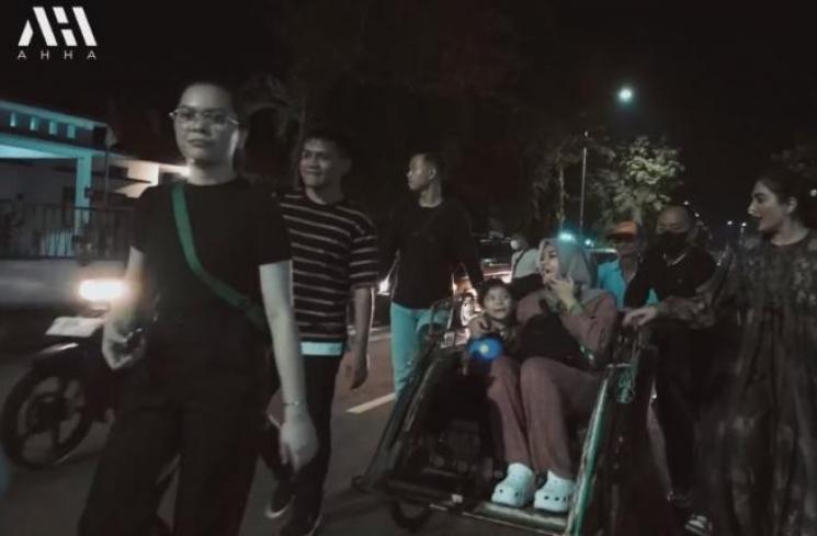 Potret Aurel dan Ashanty Nongkrong di Pasar Malam. (YouTube/AH)