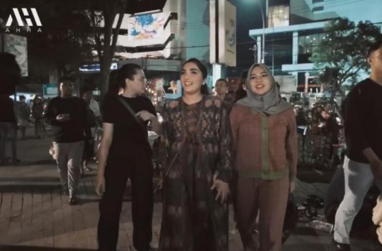 Potret Aurel dan Ashanty Nongkrong di Pasar Malam. (YouTube/AH)