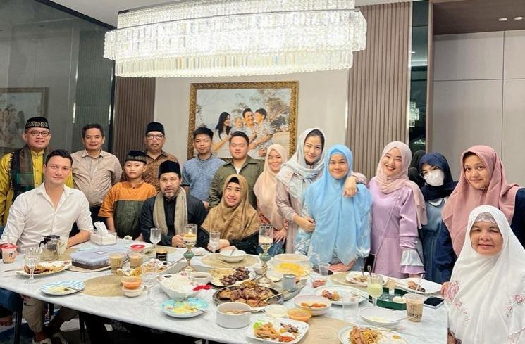 Inspirasi Hijab dan Mukena Ala Titi Kamal (Instagram/@titi_kamall)