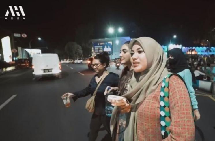Potret Aurel dan Ashanty Nongkrong di Pasar Malam. (YouTube/AH)