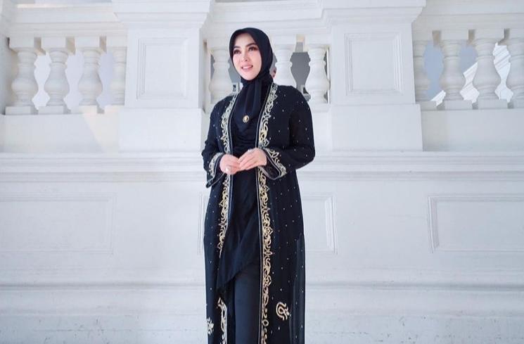 Inspirasi Outfit Lebaran dari Artis Berhijab (instagram/princessyahrini)