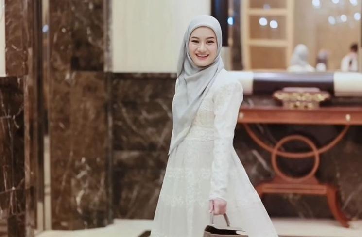 Inspirasi Outfit Lebaran dari Artis Berhijab (instagram/dindahw)
