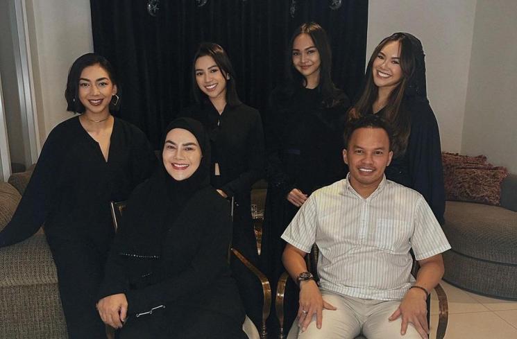 Artis Rayakan Lebaran 2023 bareng Mantan. (Instagram/@shafaharris)