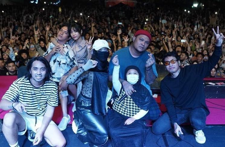 Momen Mesra Virgoun dan Istri (Instagram/virgoun_)