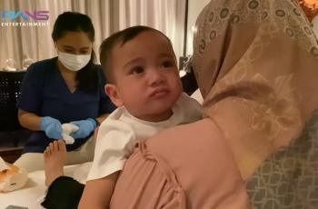 9 Potret Rayyanza Tangisi Sus Rini yang Jatuh, Bak Ikut Rasakan Sakitnya