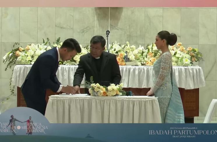 Potret Ikat Janji Nikah Jessica Mila dan Yakup Hasibuan. (YouTube/Jessica Mila) 