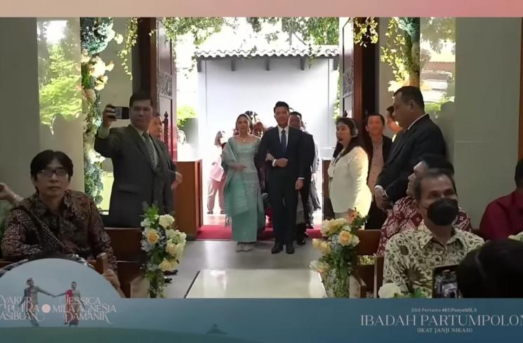 Potret Ikat Janji Nikah Jessica Mila dan Yakup Hasibuan. (YouTube/Jessica Mila) 