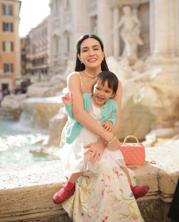 Potret Liburan Shandy Aulia di Italia. (Instagram/@shandyaulia)