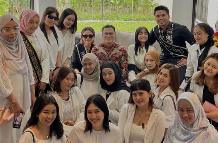Potret Akrab Nikita Mirzani dan Fuji (Instagram/@beningsclinic_malang)