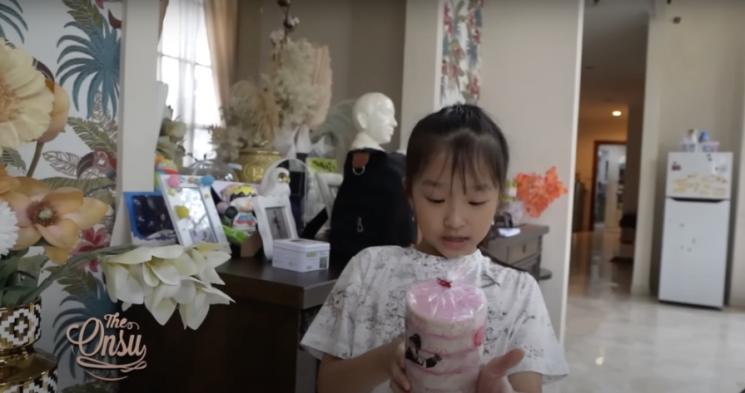 Potret Keluarga Ruben Onsu Sambut WayV di Rumah. (YouTube/ The Onsu Family)