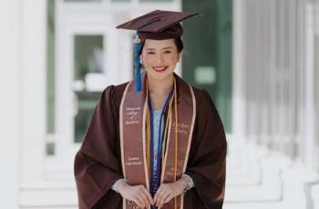 8 Potret Beby Tsabina Wisuda Jadi Lulusan Terbaik Raih Gelar Summa Cum Laude
