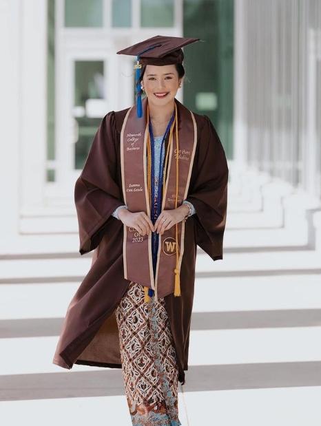 Potret Beby Tsabina Wisuda. (Instagram/bebytsabina)