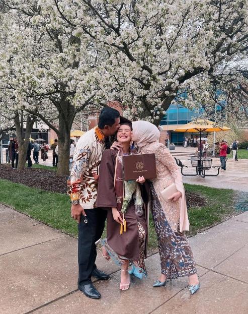 Potret Beby Tsabina Wisuda. (Instagram/bebytsabina)