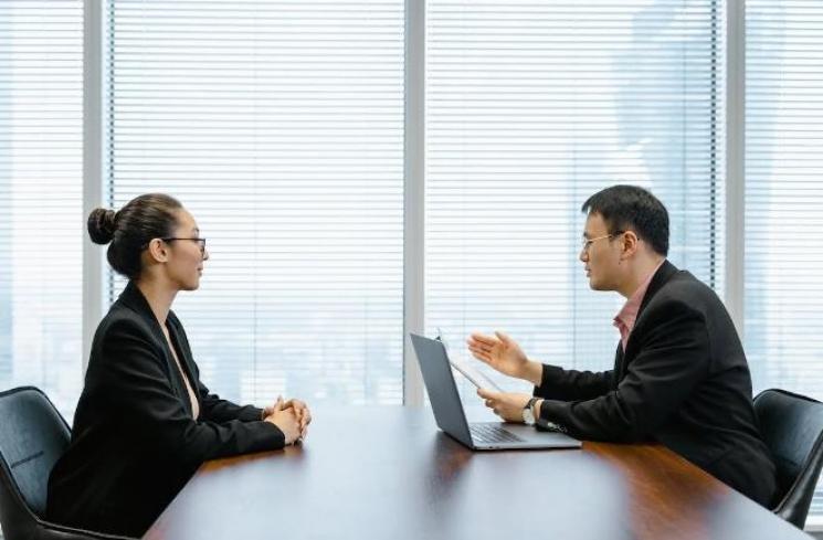 Doa Interview Kerja. (Pexels.com/ MART PRODUCTION)