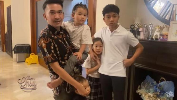 Potret Keluarga Ruben Onsu Sambut WayV di Rumah. (YouTube/ The Onsu Family)