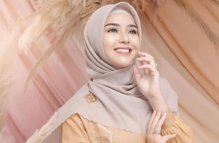 Artis Non Muslim Berhijab (instagram/@amandamanopo)