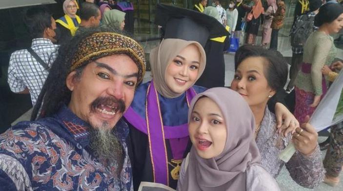 Potret Limbad Dampingi Anak Wisuda. (Instagram/limbadindonesia)