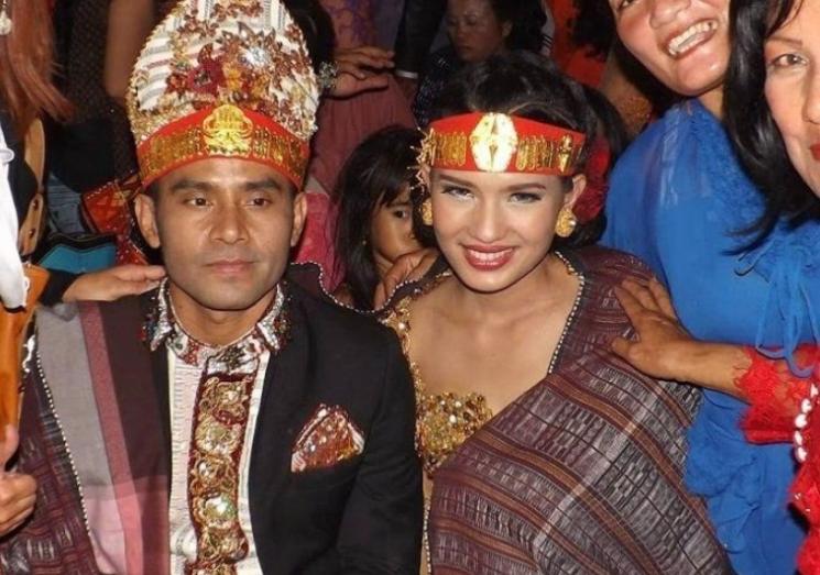 Artis Menikah dengan Pria Batak. (Instagram/duma_riris)