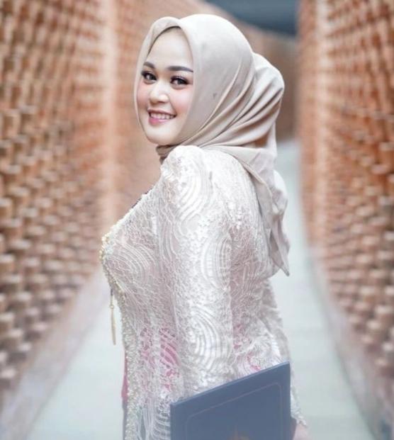 Potret Limbad Dampingi Anak Wisuda. (Instagram/limbadindonesia)