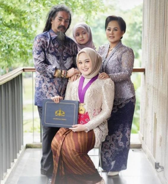 Potret Limbad Dampingi Anak Wisuda. (Instagram/limbadindonesia)