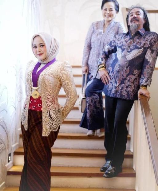 Potret Limbad Dampingi Anak Wisuda. (Instagram/limbadindonesia)