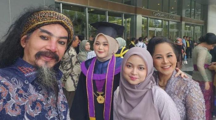 Potret Limbad Dampingi Anak Wisuda. (Instagram/limbadindonesia)
