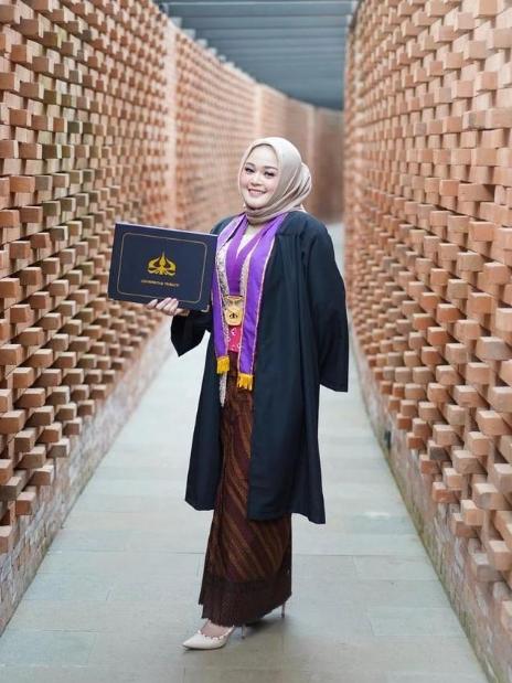 Potret Limbad Dampingi Anak Wisuda. (Instagram/limbadindonesia)