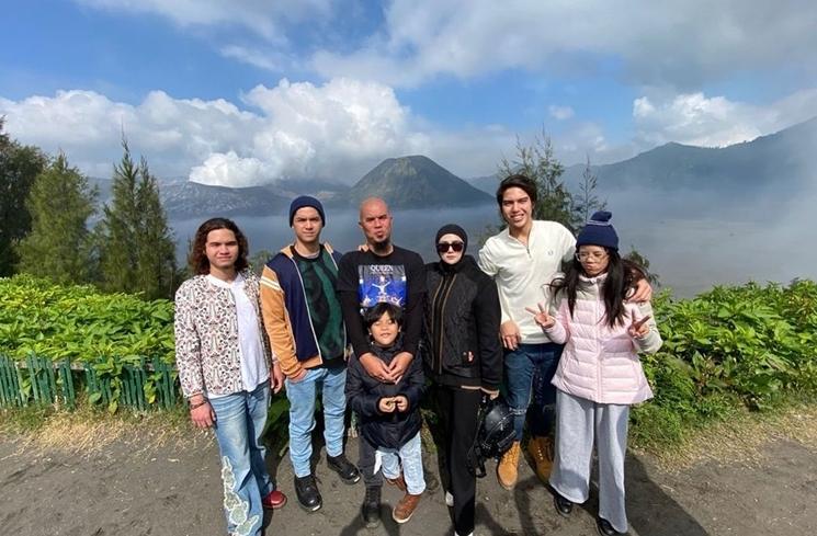 Potret Liburan Keluarga Mulan Jameela dan Ahmad Dhani (instagram/@mulanjameela1)