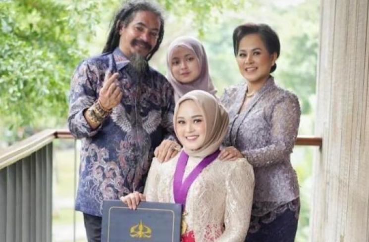 Potret Limbad Dampingi Anak Wisuda. (Instagram/limbadindonesia)