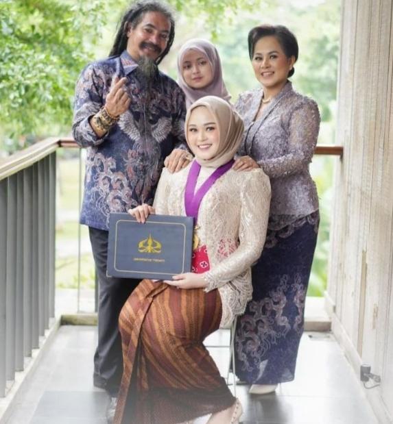 Potret Limbad Dampingi Anak Wisuda. (Instagram/limbadindonesia)
