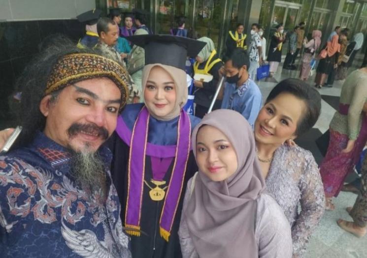 Potret Limbad Dampingi Anak Wisuda. (Instagram/limbadindonesia)