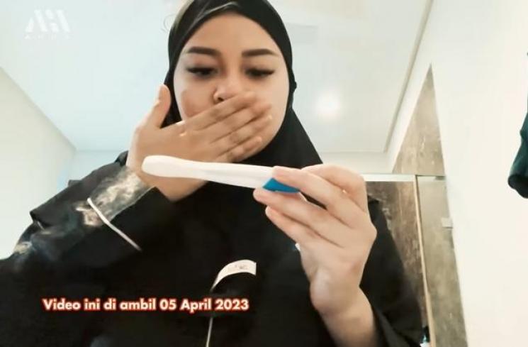 Potret Aurel Hermansyah umumkan hamil anak kedua (YouTube/AH)