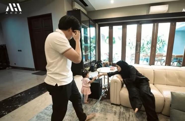 Potret Aurel Hermansyah umumkan hamil anak kedua (YouTube/AH)