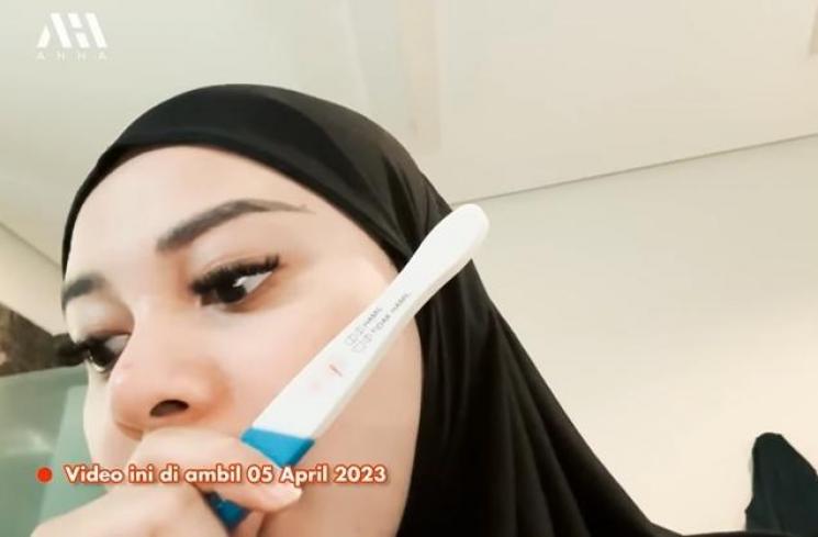 Potret Aurel Hermansyah umumkan hamil anak kedua (YouTube/AH)