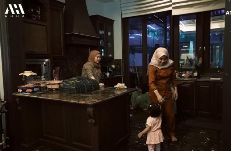 Potret Aurel Hermansyah umumkan hamil anak kedua (YouTube/AH)