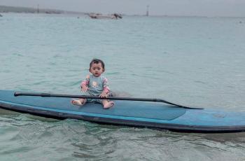 Bak Superhero, Gak Pake Rompi Pengaman Ria Ricis Ajak Baby Moana Naik Kanau!