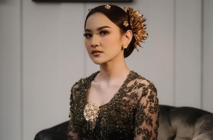 Artis Pakai Hiasan Kepala di Hari Bahagia (Instagram/@mahaliniraharja)